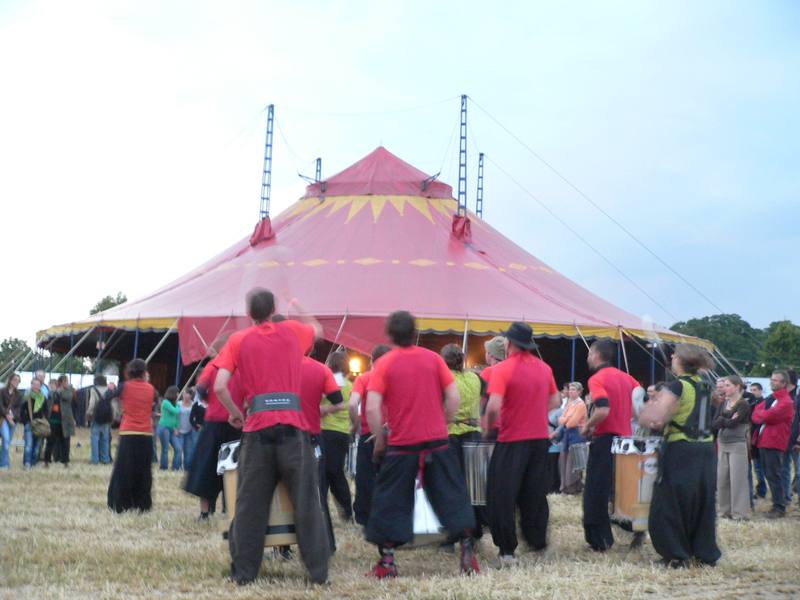 Un groupe de percussions devant le grand chapiteau, samedi soir - photo AMAC / Les Mouillotins