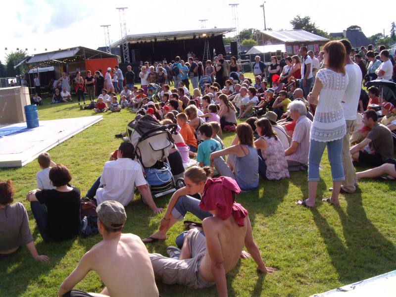 Le public installé sur la pelouse devant la scène - photo AMAC / Les Mouillotins