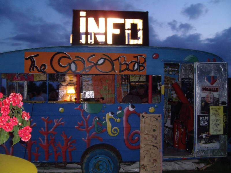 La caravane Info illuminée à la tombée de la nuit - photo AMAC / Les Mouillotins