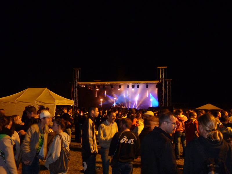 Le public devant la grande scène illuminée, en pleine nuit - photo AMAC / Les Mouillotins