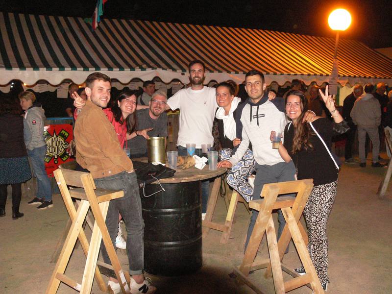 Des festivaliers réunis autour d'une table haute en soirée - photo AMAC / Les Mouillotins