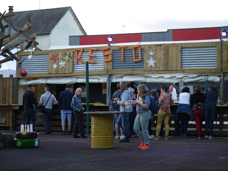 Les festivaliers devant le stand de restauration en fin de journée - photo AMAC / Les Mouillotins