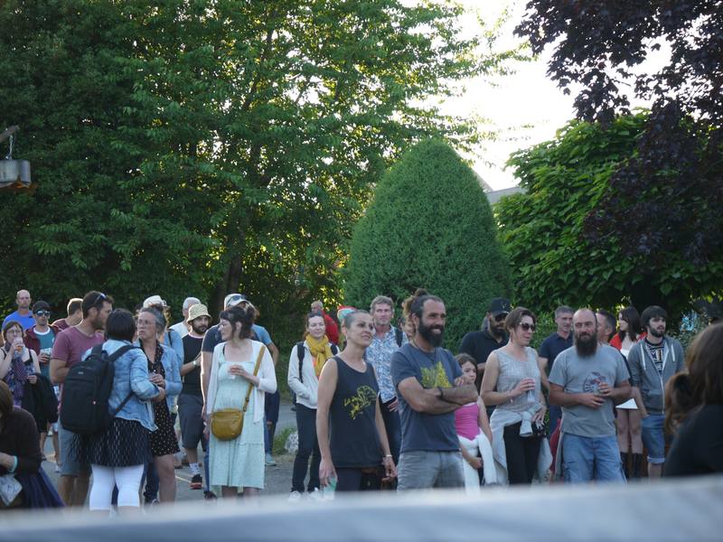 Le public rassemblé devant la scène l'après-midi - photo AMAC / Les Mouillotins