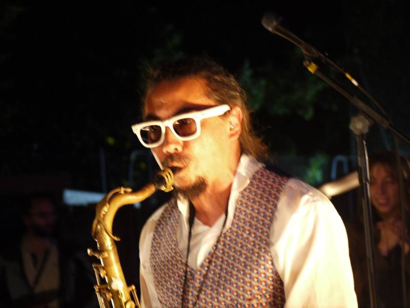 Un saxophoniste sur scène, de nuit - photo AMAC / Les Mouillotins