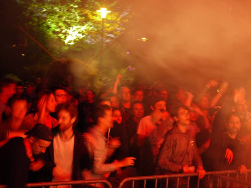 Le public sous les lumières rouges - photo AMAC / Les Mouillotins