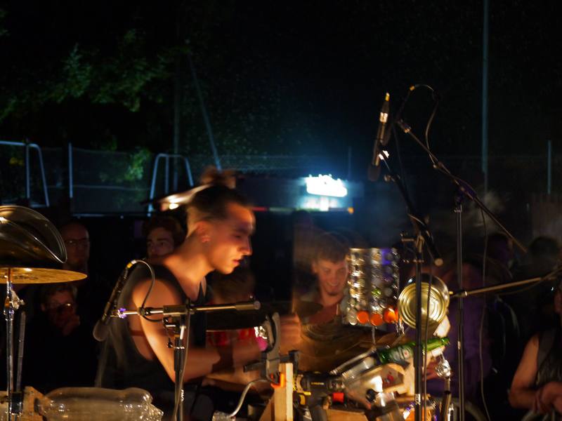 Bass Tong joue sur ses percussions faites d'objets de récupération - photo AMAC / Les Mouillotins