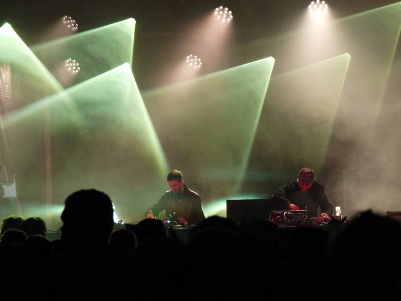 Un DJ set sous des faisceaux de lumière verte, le vendredi soir - photo AMAC / Les Mouillotins