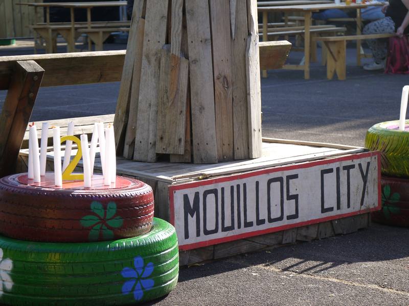 Le décor « Mouillos City » en pneus peints et bois de palette - photo AMAC / Les Mouillotins