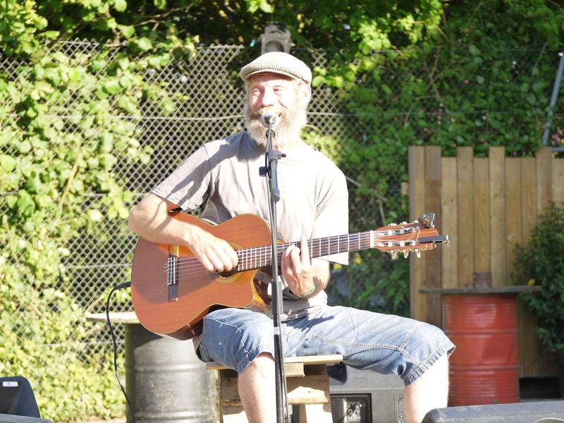 Un guitariste en solo sur la petite scène, le samedi après-midi - photo AMAC / Les Mouillotins