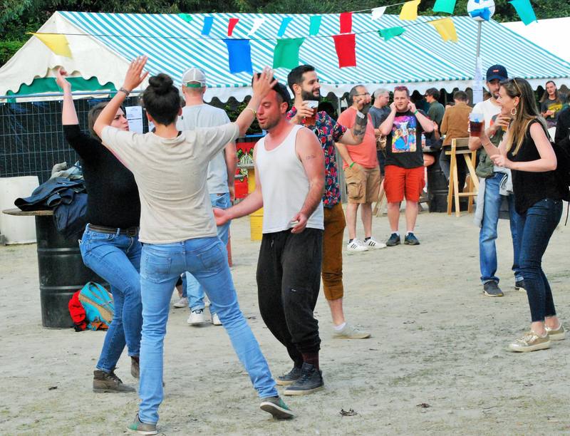 Le public danse sous les fanions - photo AMAC / Les Mouillotins