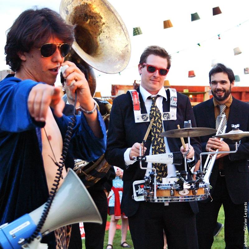 Musiciens de fanfare, mégaphone et grosse caisse - photo Olivier Lespets