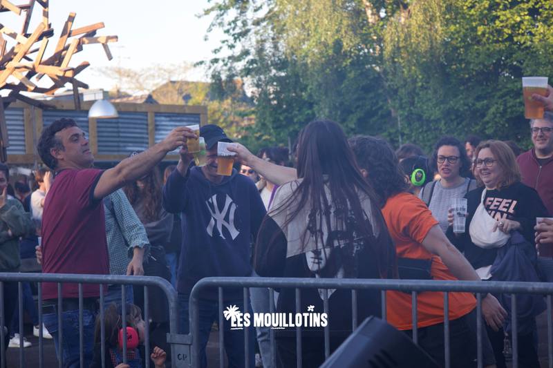 Des festivaliers trinquent dans le public - photo AMAC / Les Mouillotins