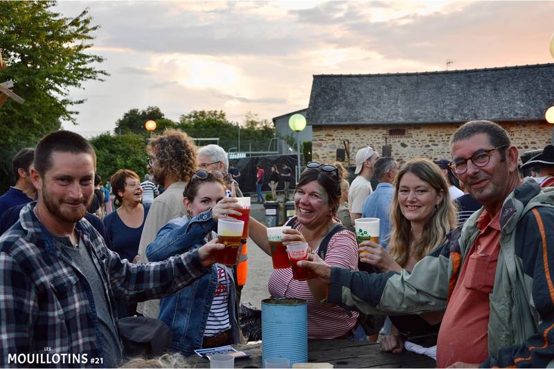 Des amis trinquent au coucher du soleil - photo AMAC / Les Mouillotins
