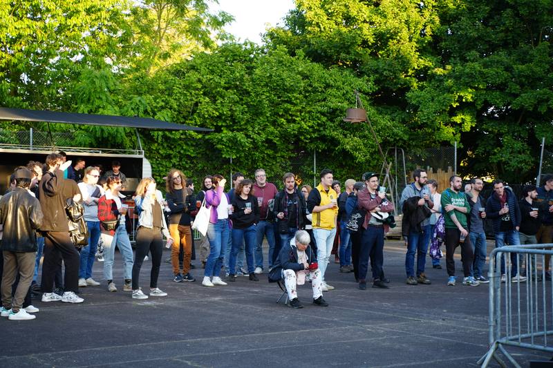 Public en fin de journée devant la scène - photo AMAC / Les Mouillotins
