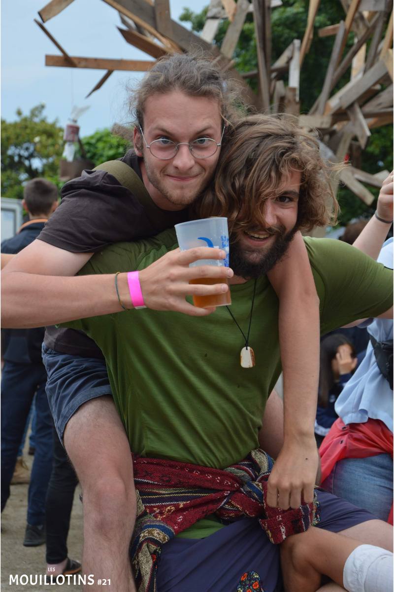 Deux festivaliers complices dans le public - photo AMAC / Les Mouillotins