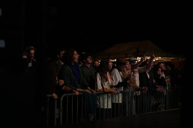Le public devant la scène, de nuit - photo AMAC / Les Mouillotins