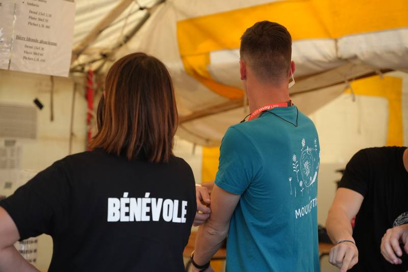 Bénévoles de dos, tee-shirt "Bénévole" - photo AMAC / Les Mouillotins