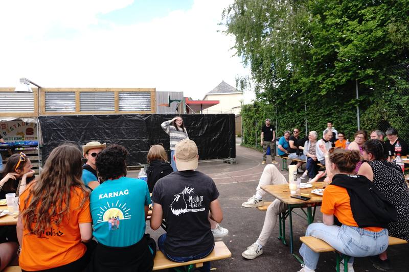 Public attablé pendant l'animation - photo AMAC / Les Mouillotins