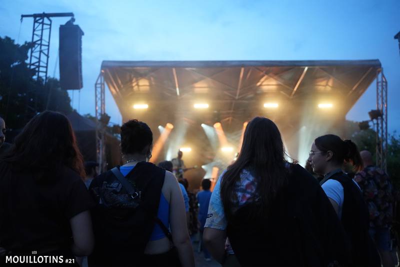 Public face à la scène à la tombée de la nuit - photo AMAC / Les Mouillotins