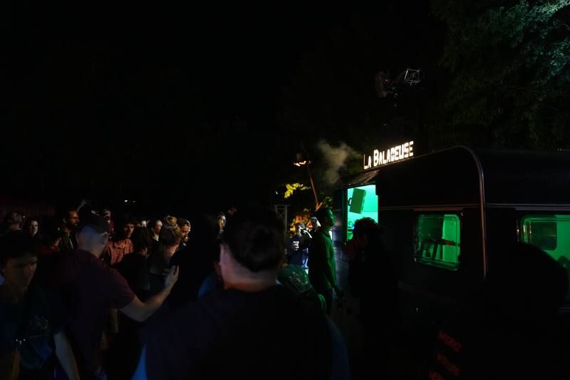 Des festivaliers près de la Baladeuse, de nuit - photo AMAC / Les Mouillotins