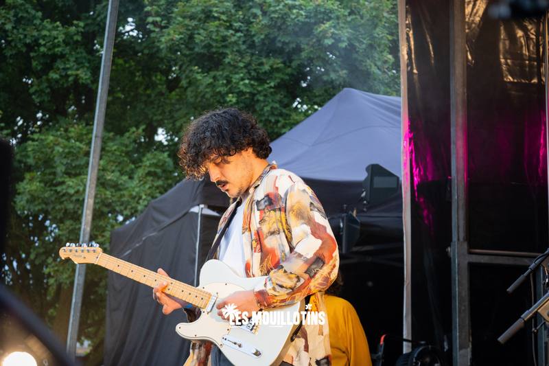 Guitariste en concert sur la scène principale - photo AMAC / Les Mouillotins