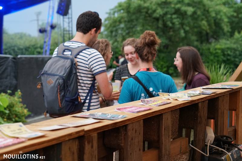 Festivaliers autour du stand d'accueil - photo AMAC / Les Mouillotins